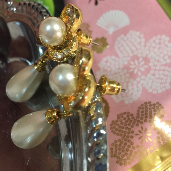 🆑🫧 CLEARANCE!🏷️ Vintage Floral & Faux Pearl w/ swarovski Earrings - Picture 10 of 16